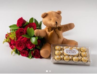 BUQUÊ RÚSTICO 12 ROSAS, URSO E CHOCOLATE. 01 UNIDADE / VERMELHO