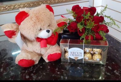 BUQUÊ RÚSTICO 12 ROSAS, URSO E CHOCOLATE. 01 UNIDADE / VERMELHO